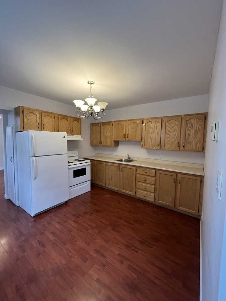 160 Charlotte St W #3