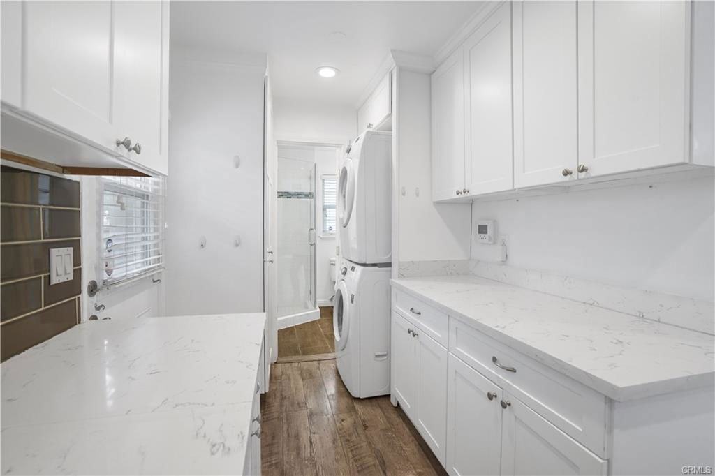 23251 Hamlin St - Photo 3 of 8