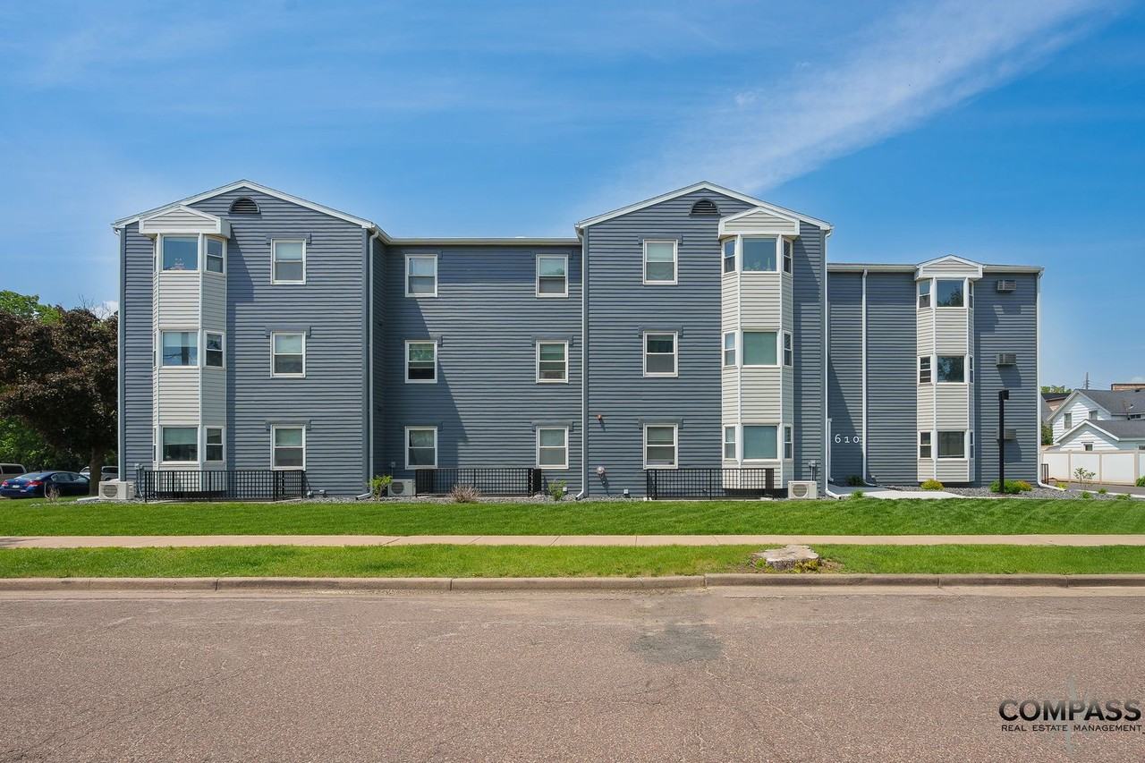 610 Gray St Apartments - Photo 2 of 39