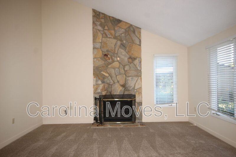 324 Skylark Cir - Photo 2 of 17