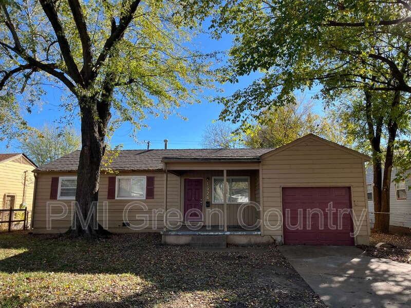 1524 E 53rd St N - Photo 2 of 18