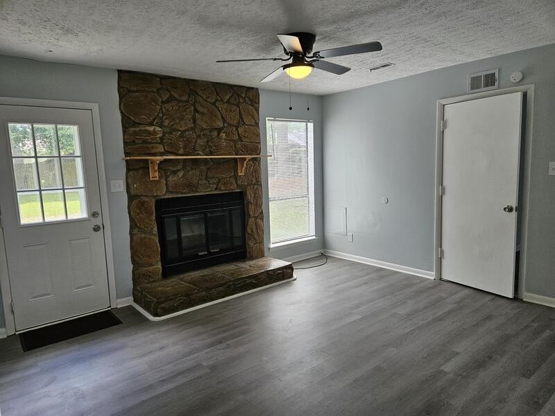 1911 Wordsworth Dr - Photo 3 of 17