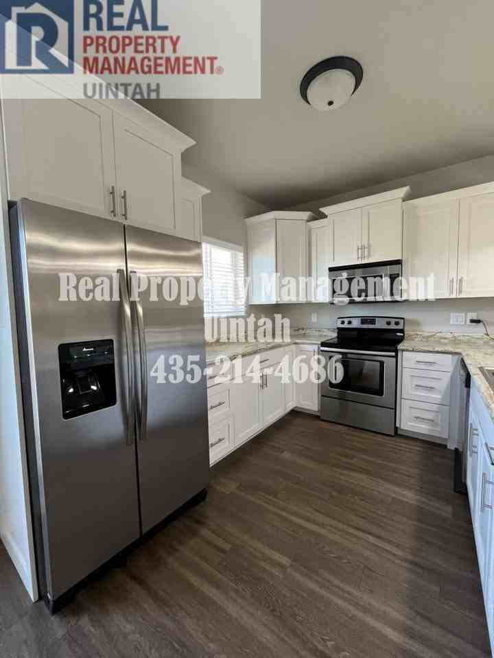 420 E Red Fox Ln - Photo 3 of 16