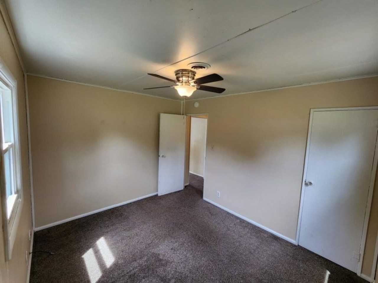 1088 Eastview Dr - Photo 4 of 5