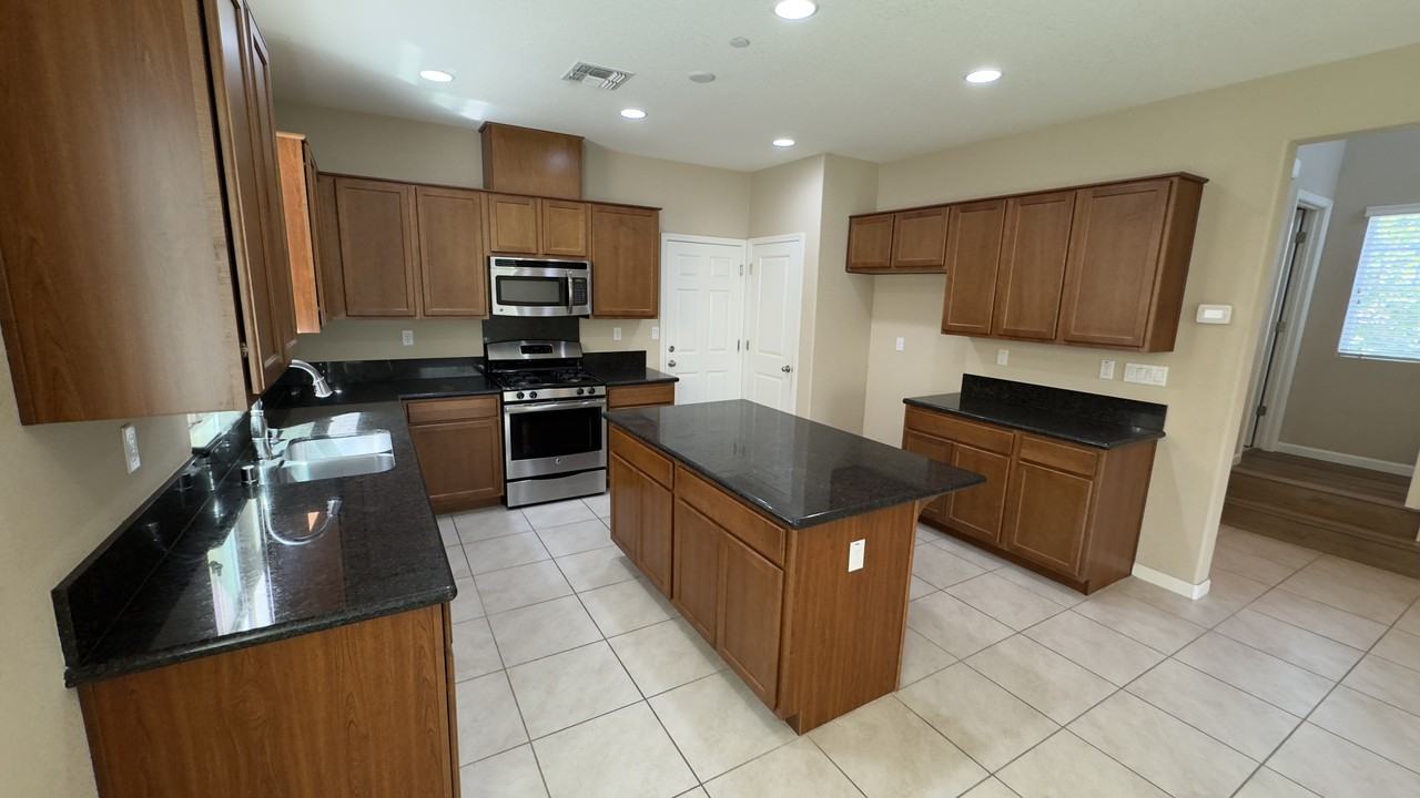 2501 Chuck Hammond Dr - Photo 7 of 33