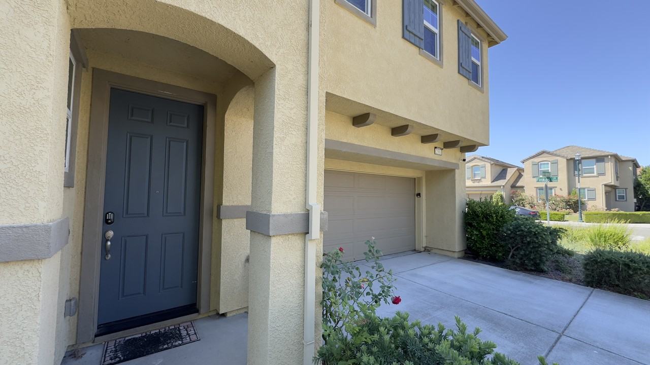 2501 Chuck Hammond Dr - Photo 3 of 33