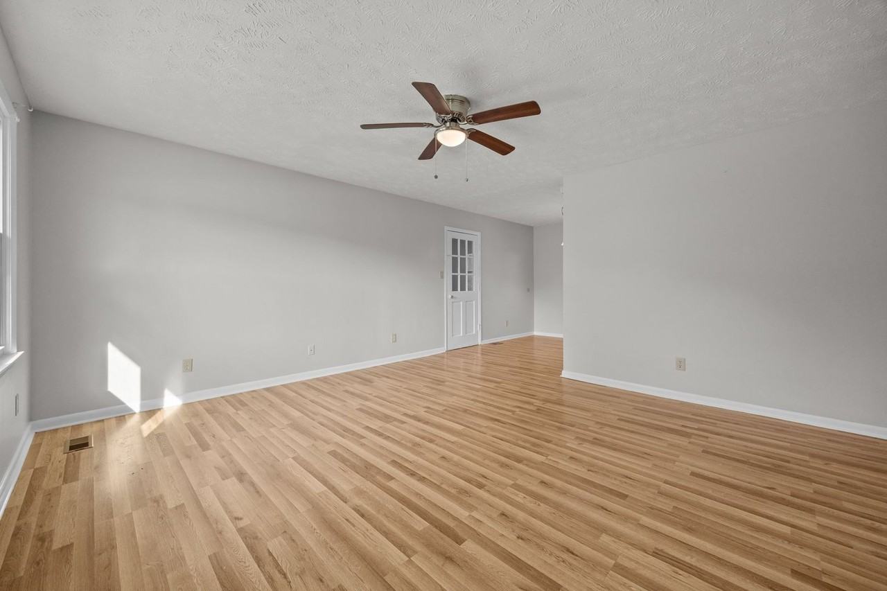 54 Rolling Springs Dr - Photo 3 of 32