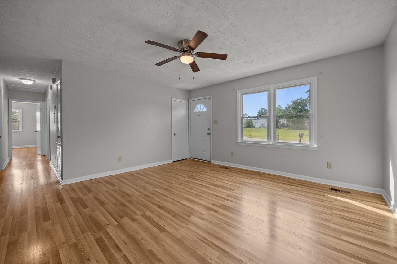 54 Rolling Springs Dr - Photo 4 of 32