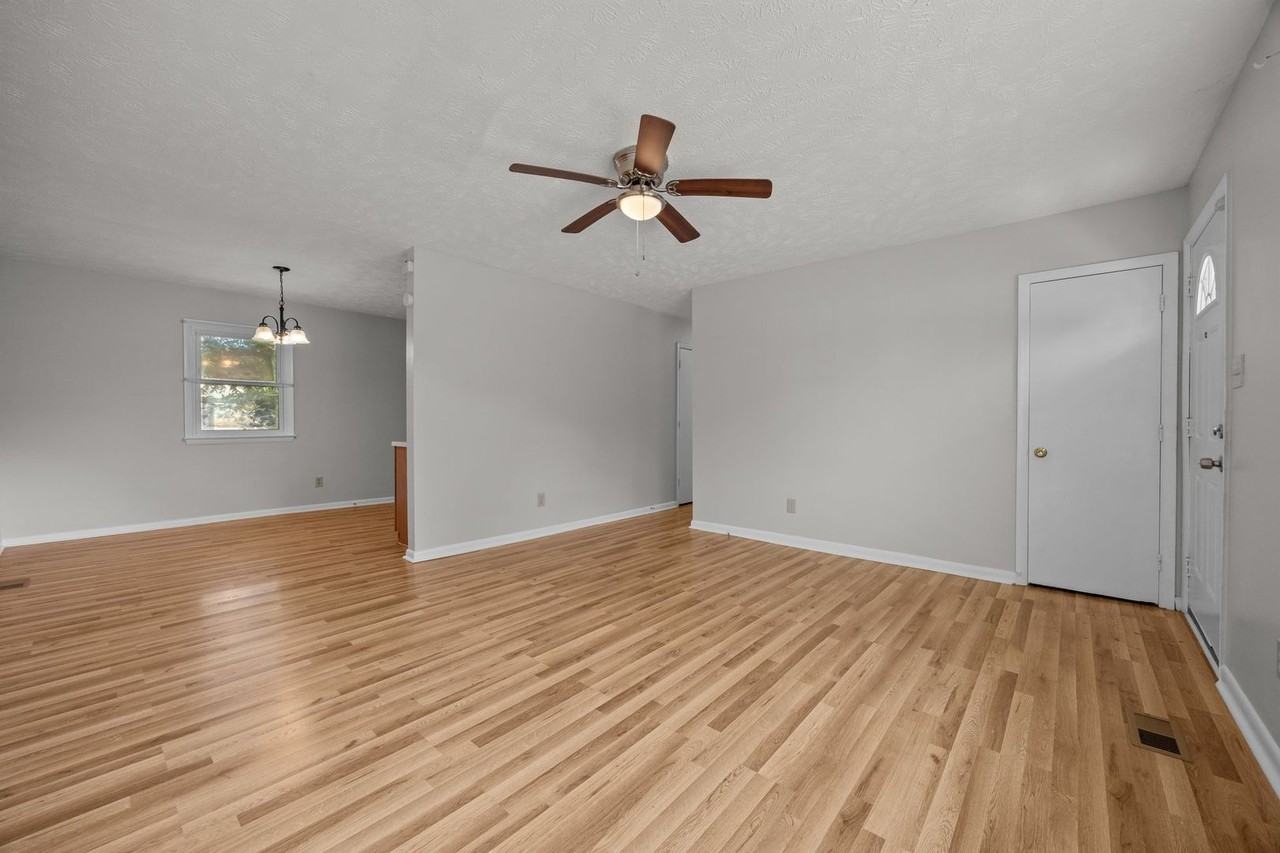 54 Rolling Springs Dr - Photo 5 of 32