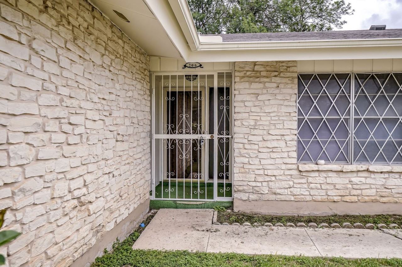 206 Meadow Path Dr - Photo 2 of 30