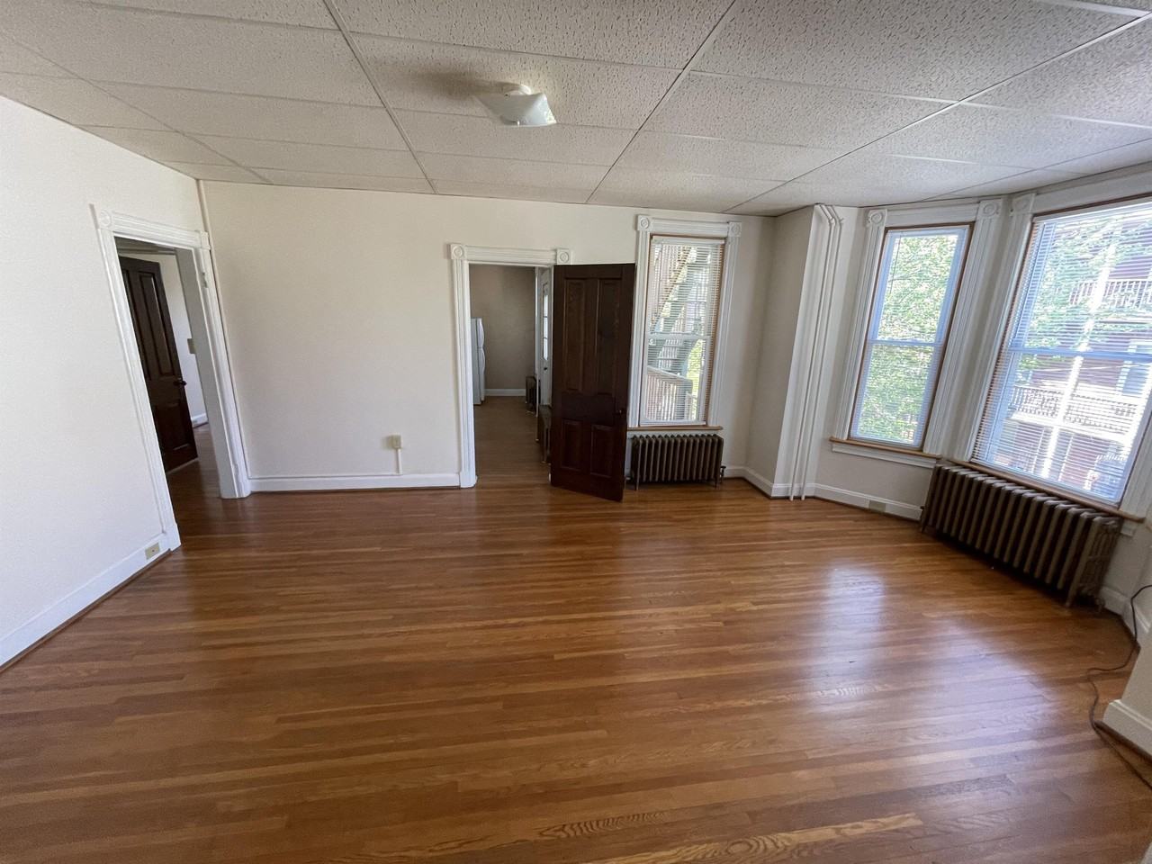 429-431 N Locust St - Photo 2 of 7