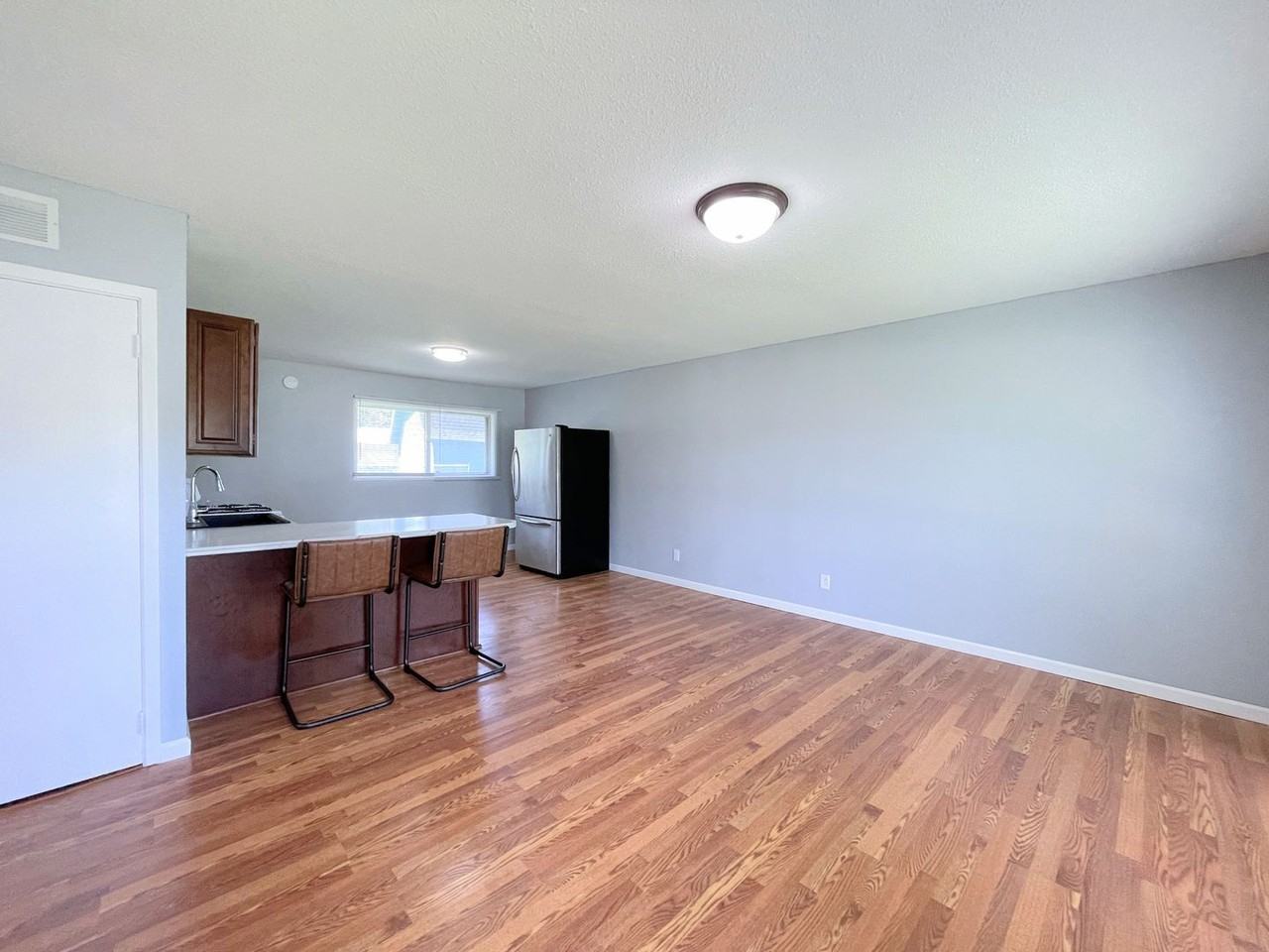 917 College Ln - Photo 3 of 18