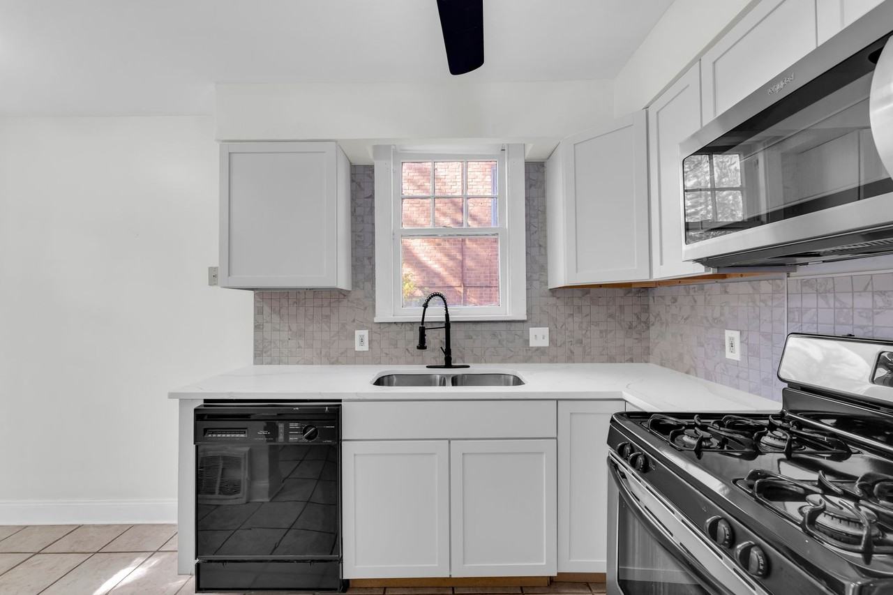 3630 Bainbridge Rd - Photo 6 of 17