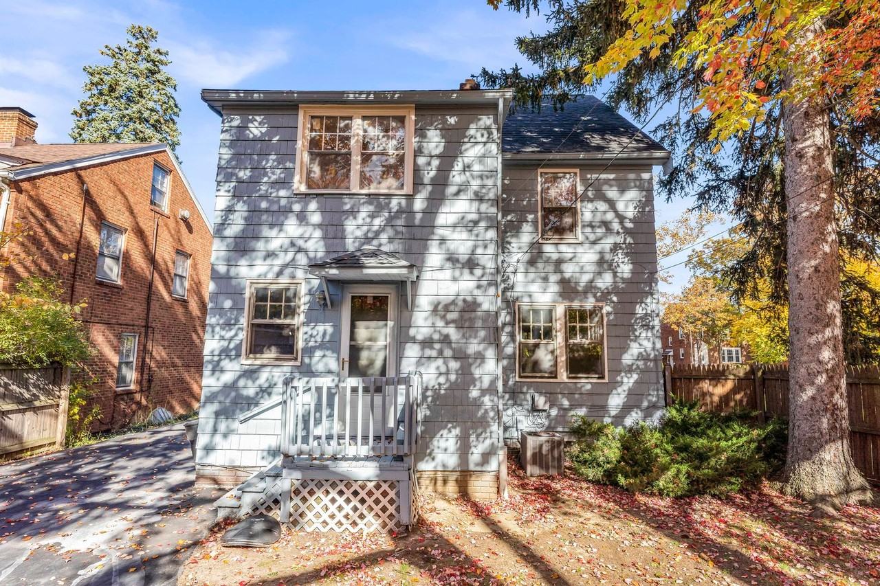 3630 Bainbridge Rd - Photo 3 of 17