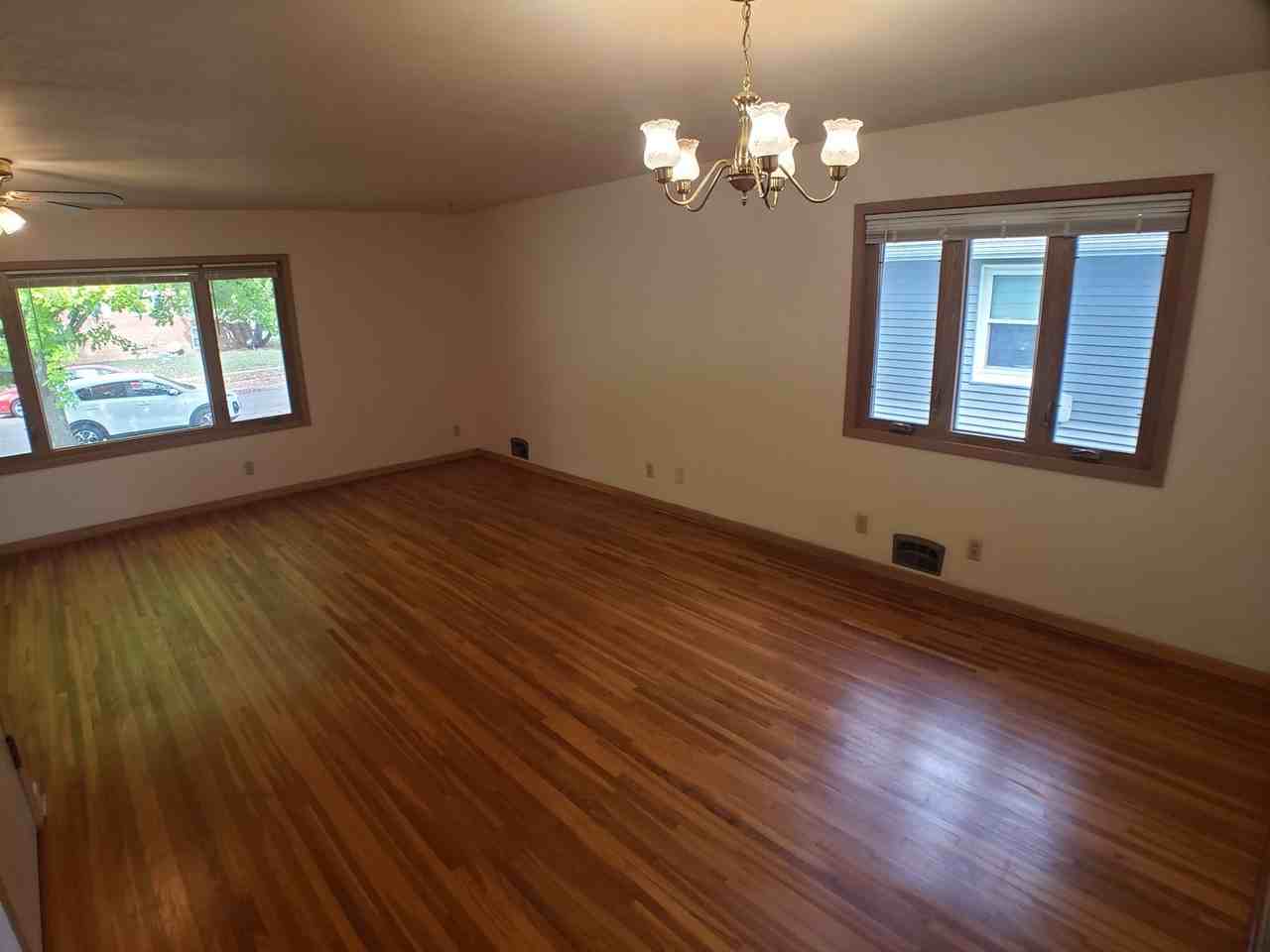 703 E Academy St - Photo 3 of 13