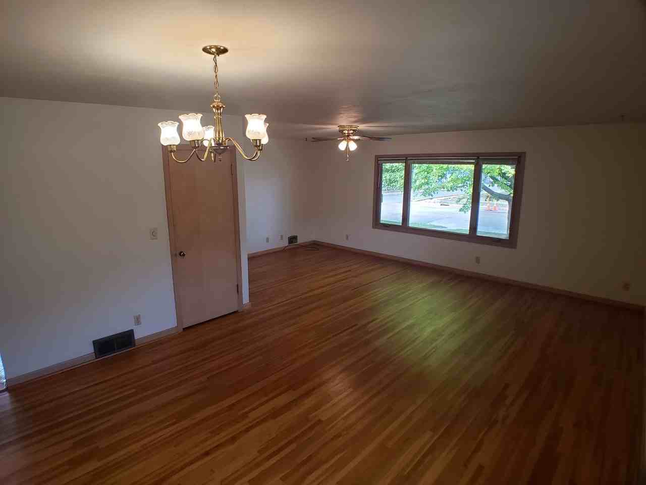 703 E Academy St - Photo 4 of 13
