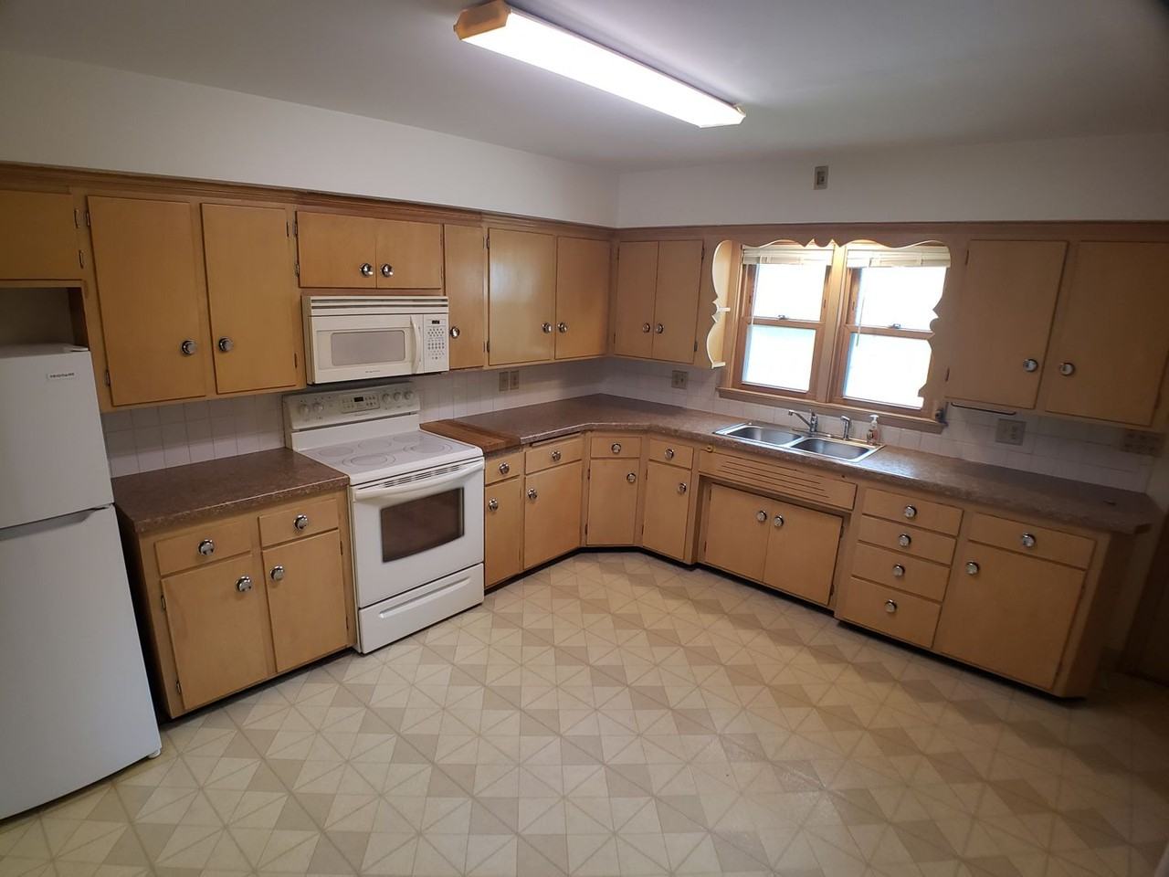 703 E Academy St - Photo 5 of 13