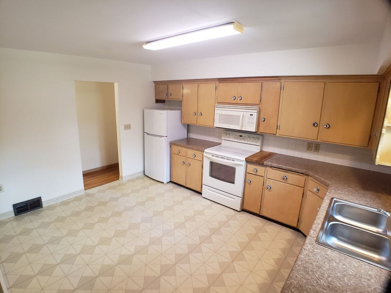 703 E Academy St - Photo 6 of 13
