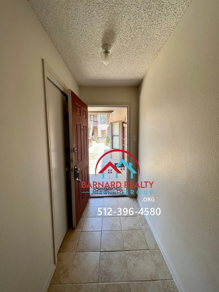 402 N Fredericksburg St - Photo 3 of 17