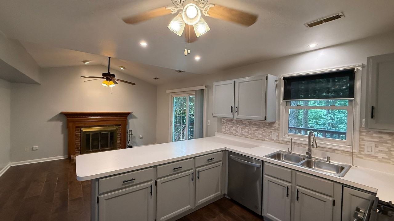 10702 Heavenwood Ct - Photo 3 of 21
