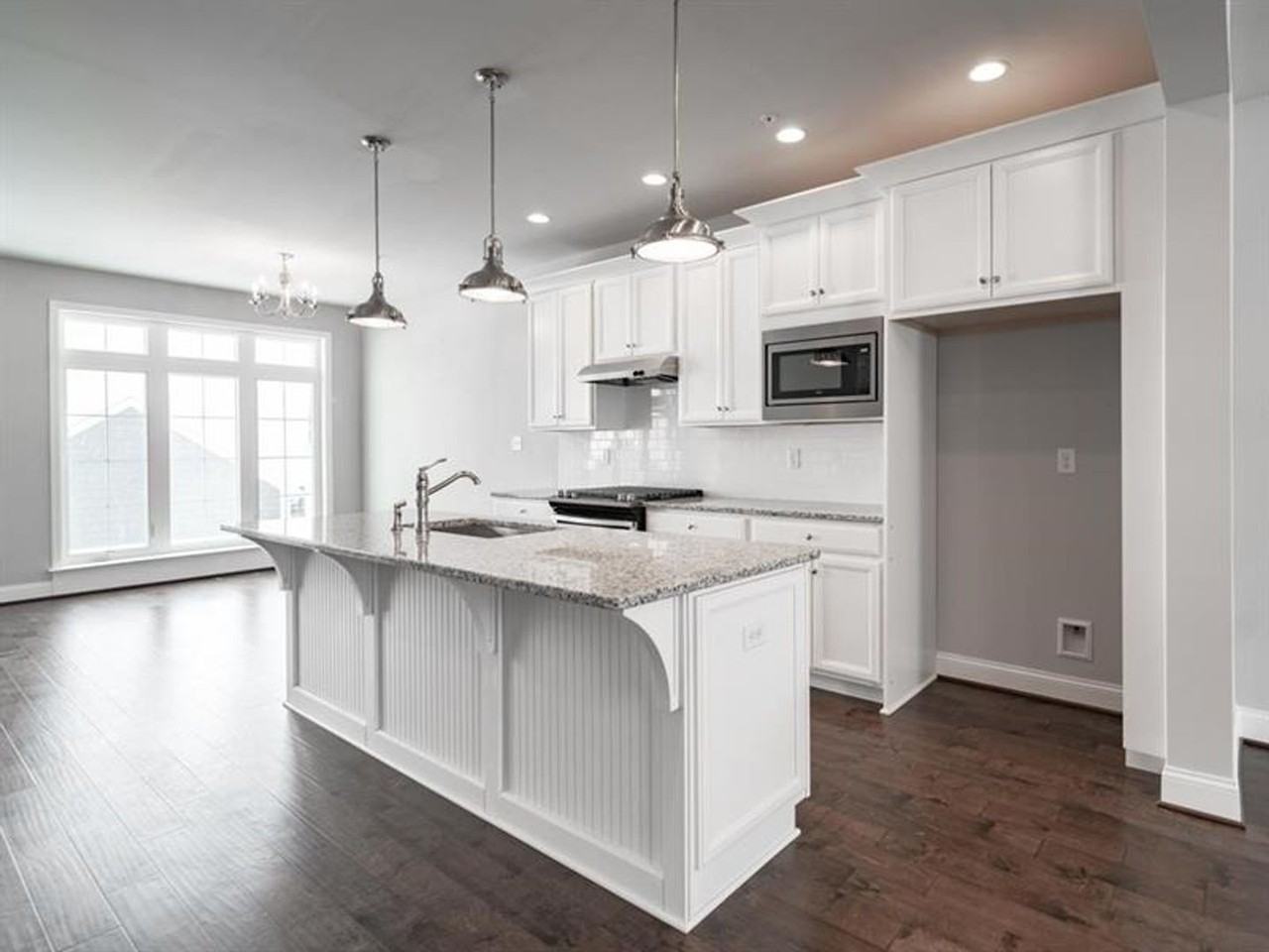 1451 Hastings Cres - Photo 2 of 25