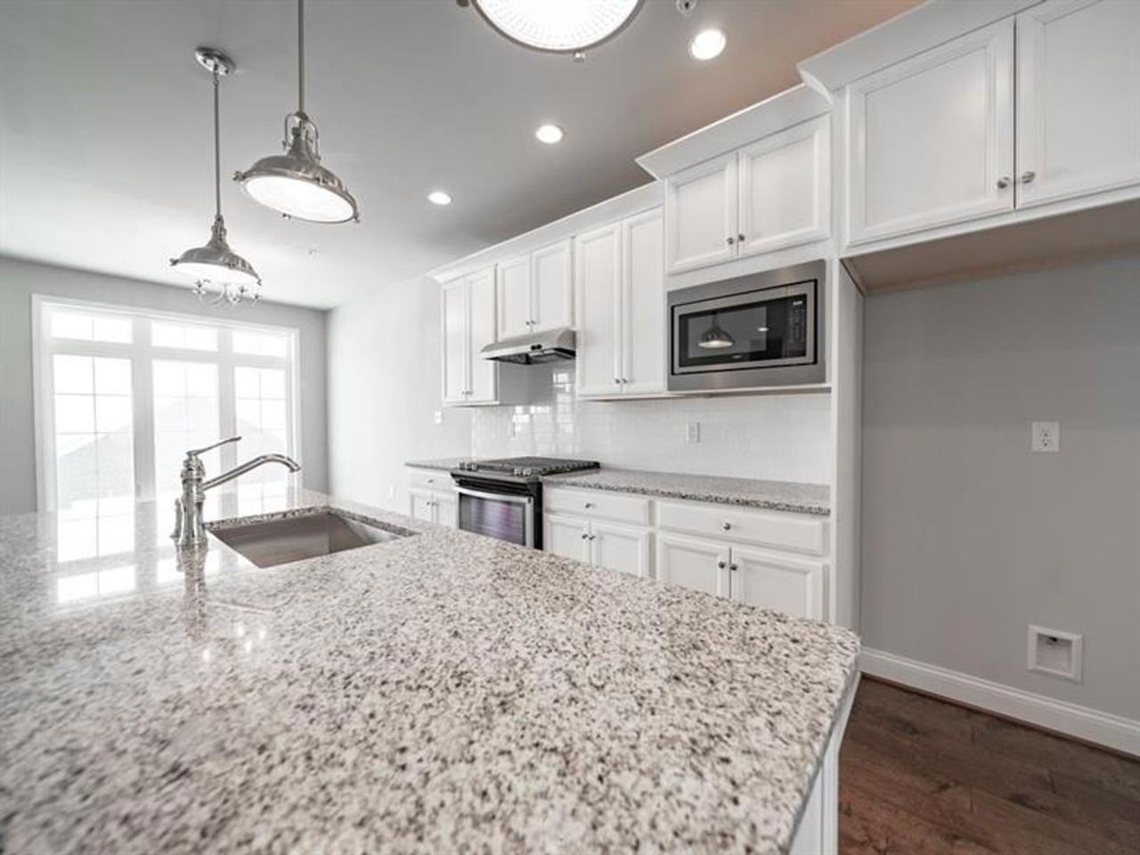 1451 Hastings Cres - Photo 3 of 25