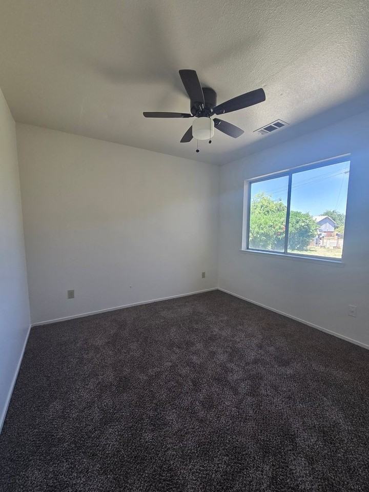 1030 Chester Ave - Photo 3 of 9