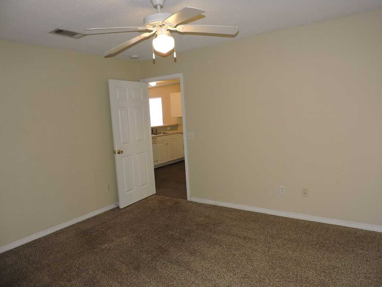 1005 Antigua Cir - Photo 6 of 20