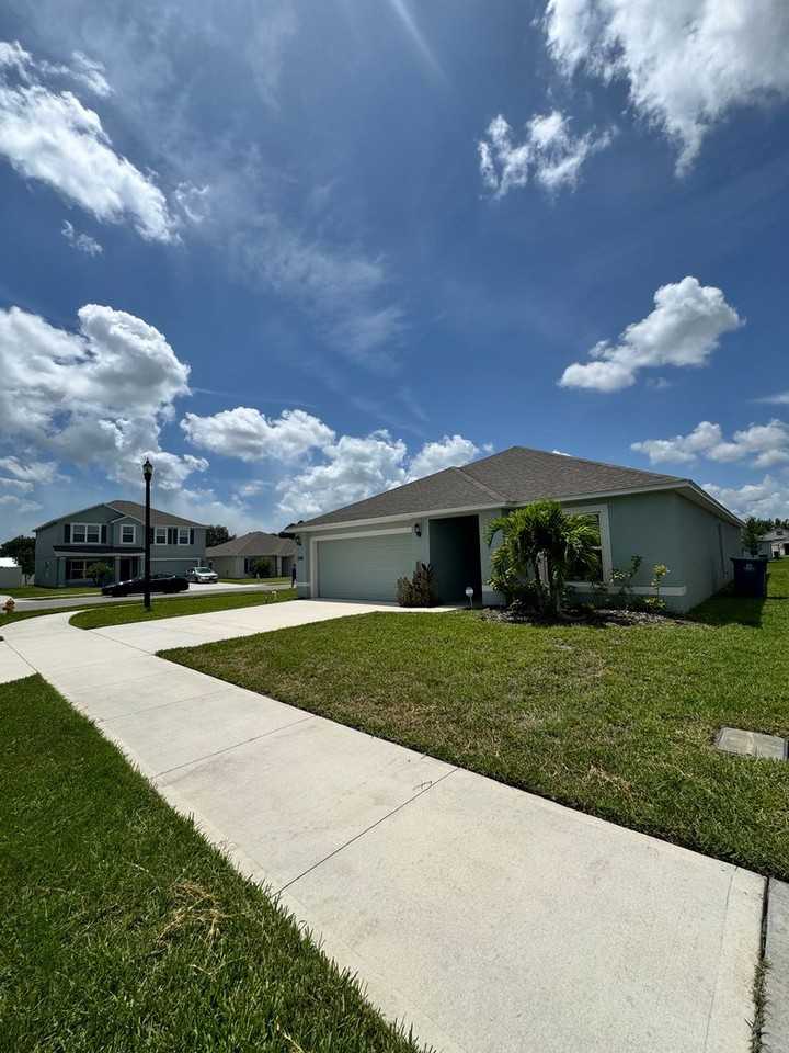 1066 Dania Cir Ne ##Ne - Photo 2 of 50