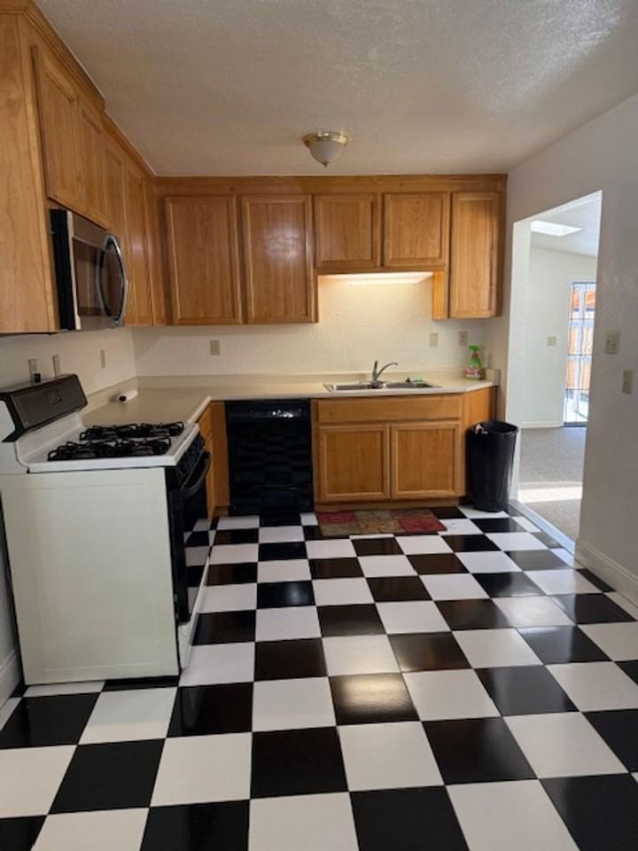 1320 Wilson Ave - Photo 6 of 19