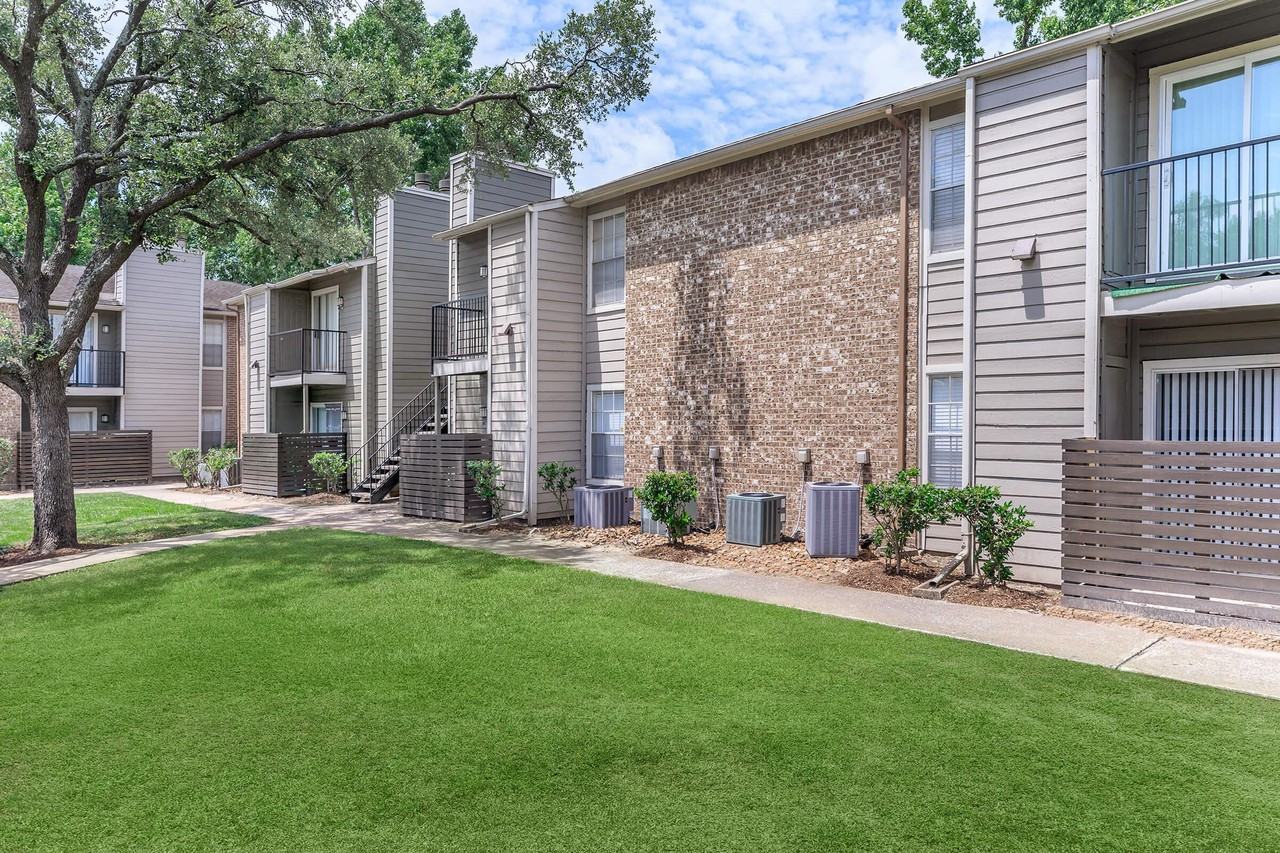 Oak Run Manor - Photo 6 of 24