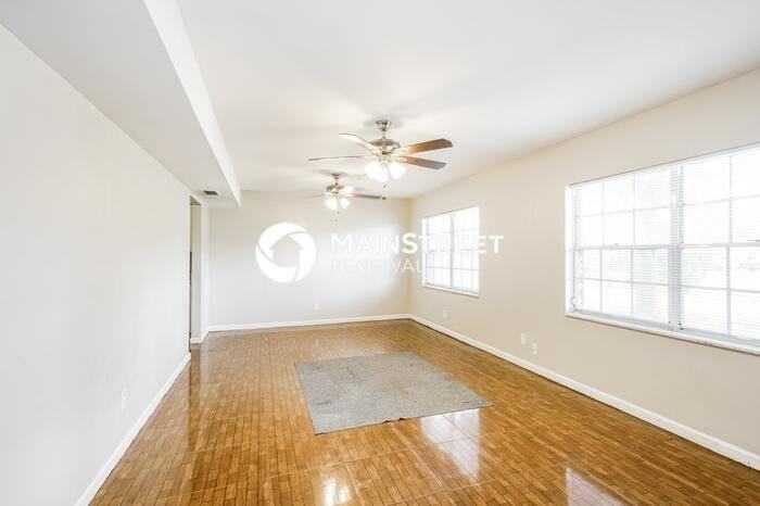 6010 Memorial Hwy - Photo 2 of 17