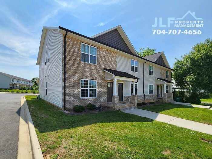 316 S Main St - Photo 3 of 28