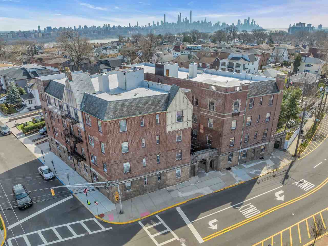 Hudson Crest - Cliffside Park - Photo 7 of 17