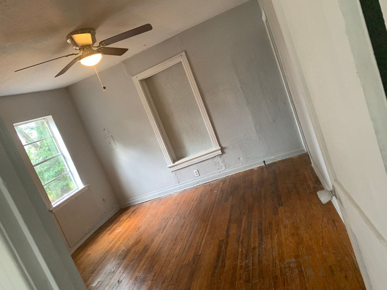 1902 Traffic St - Photo 4 of 5