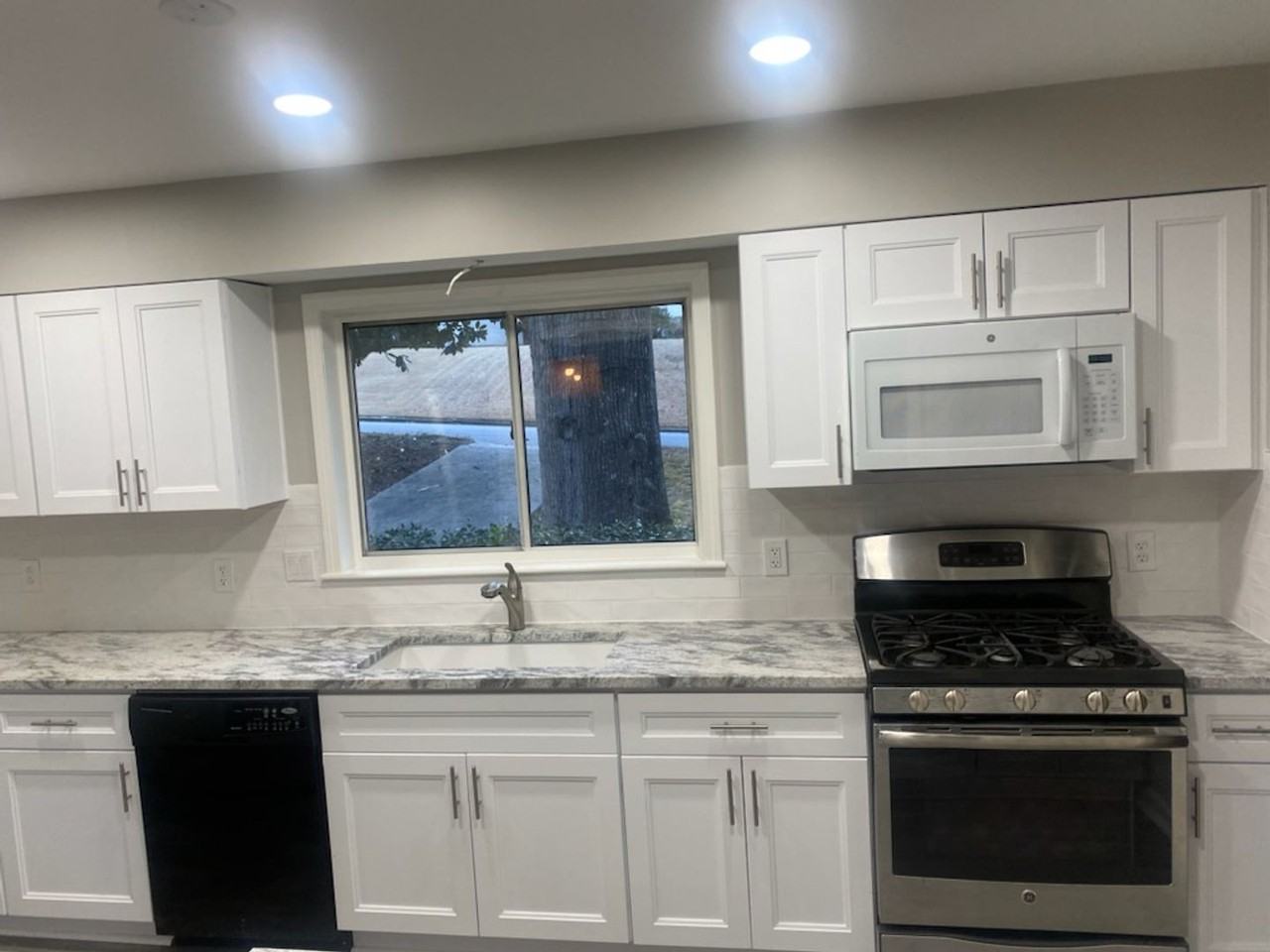 2507 Parkdale Pl Ne - Photo 3 of 14