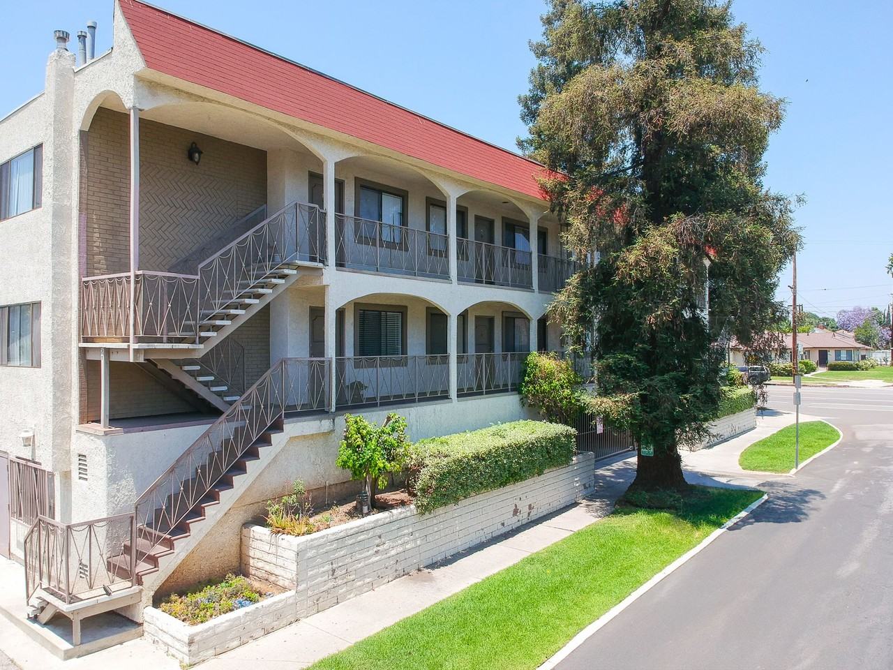 14802 Burbank Blvd. - Photo 2 of 4