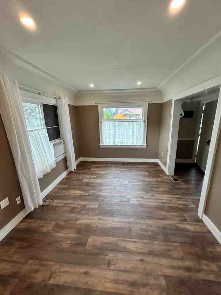 817 Grover St - Photo 4 of 25