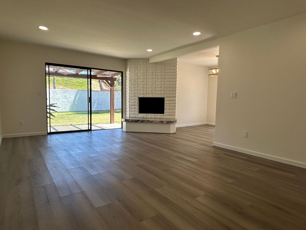 5435 Villas Dr - Photo 3 of 34