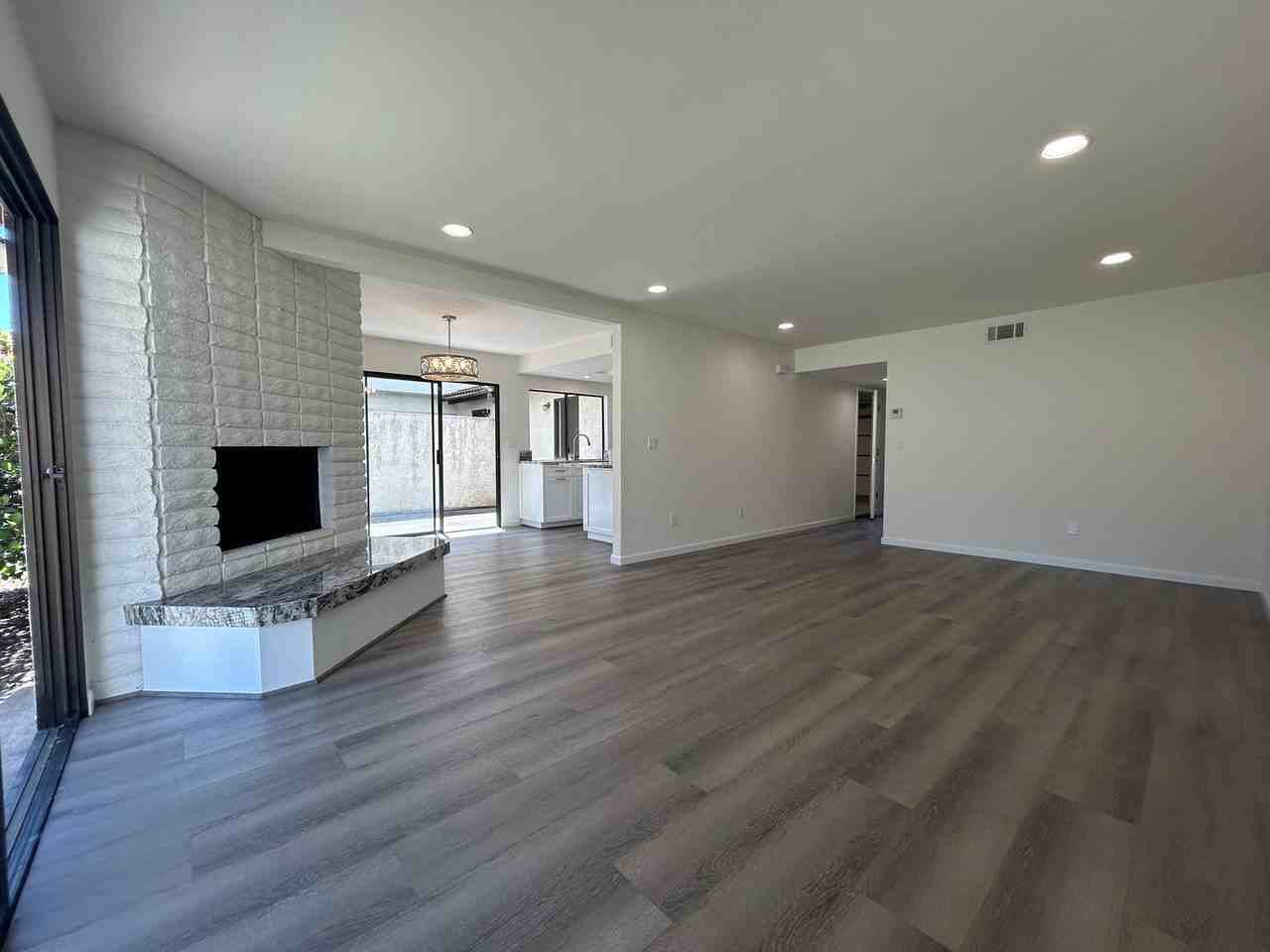 5435 Villas Dr - Photo 4 of 34