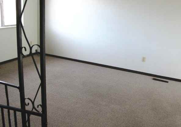 427 E 6th St - Photo 3 of 15