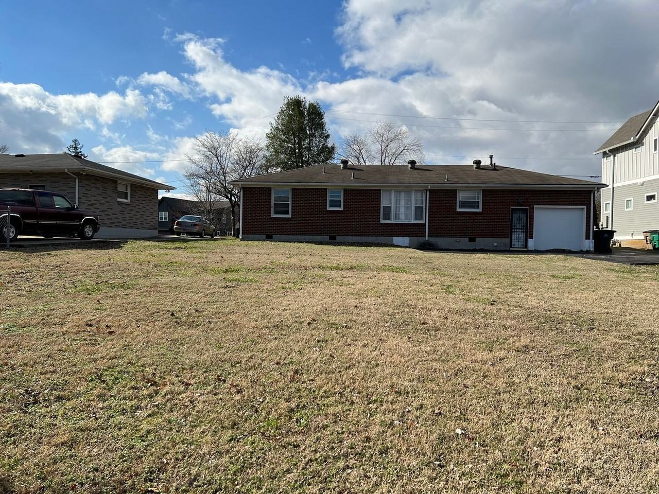 2411 Chapman Dr - Photo 2 of 20