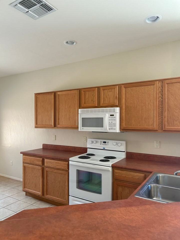 481 W Chardin Dr - Photo 2 of 17