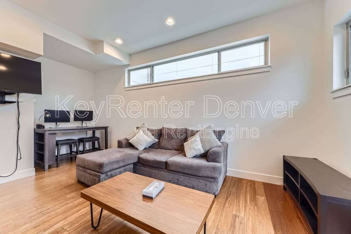 1212 N Perry St - Photo 2 of 10