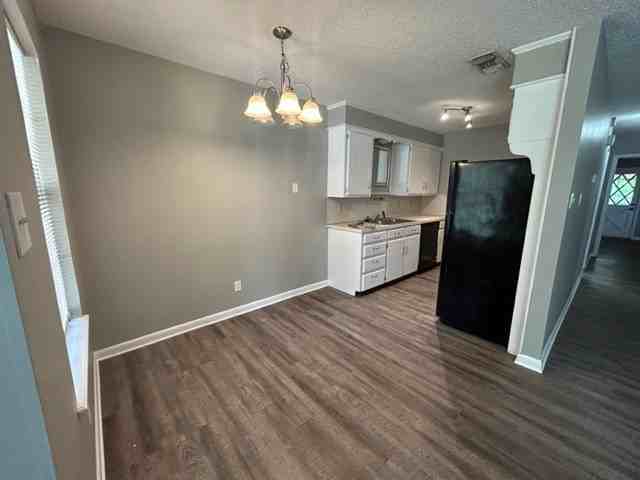 3925 Eastwood Dr - Photo 2 of 11