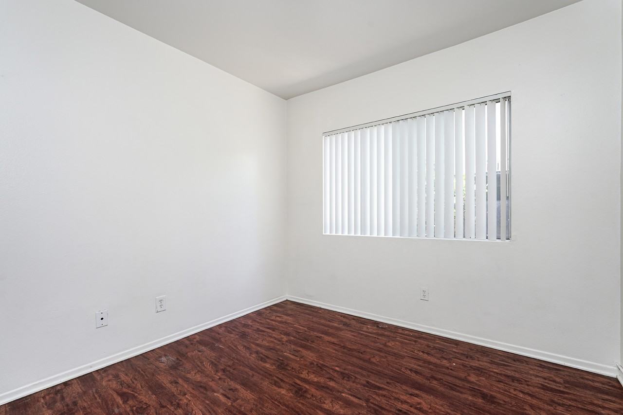 962 W Oliver St #1 - Photo 3 of 32