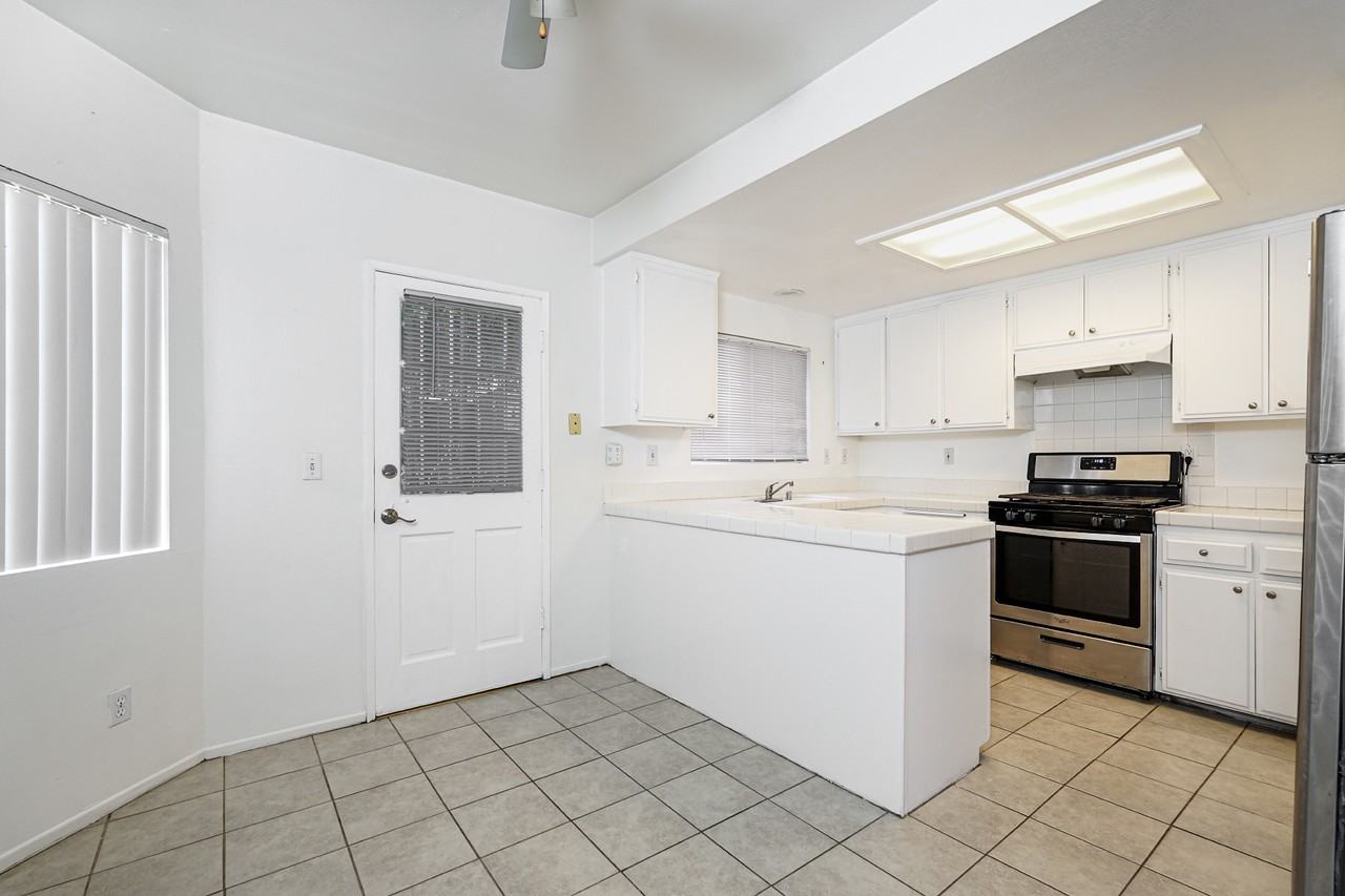 962 W Oliver St #1 - Photo 4 of 32