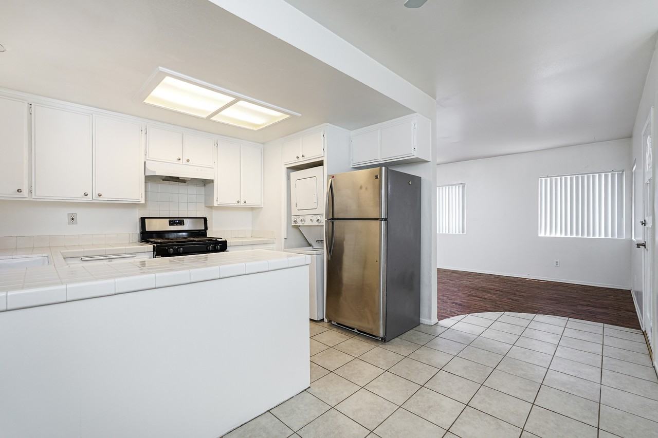 962 W Oliver St #1 - Photo 5 of 32