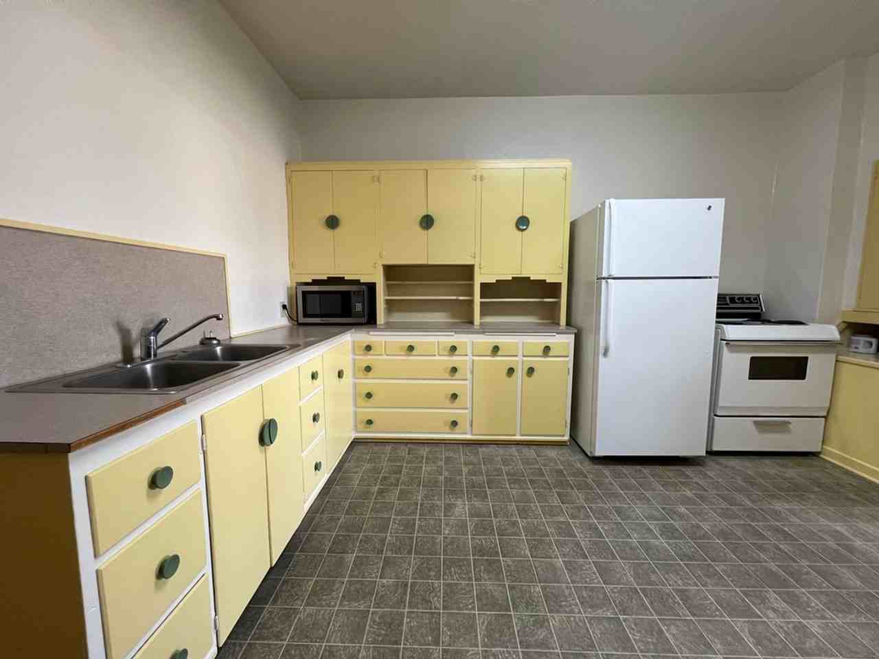 416 N Pine St - Photo 4 of 15