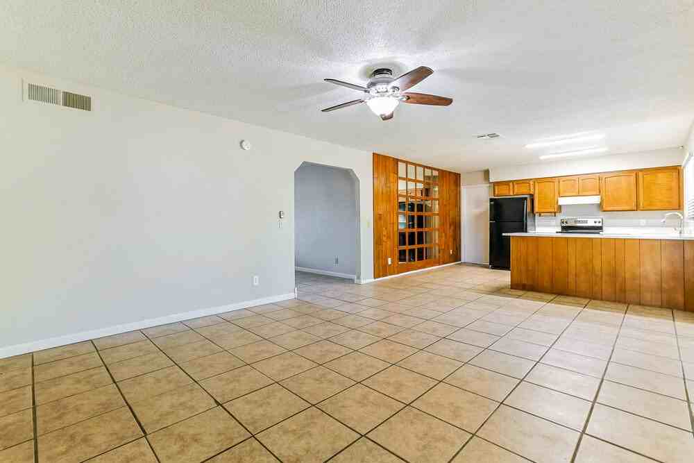 562 W Highland St - Photo 5 of 16